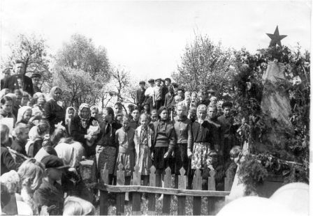 Первый памятник партизанам - 1965 год